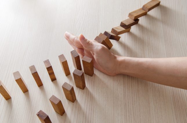 resistencia al cambio en las empresas representado con fichas de domino
